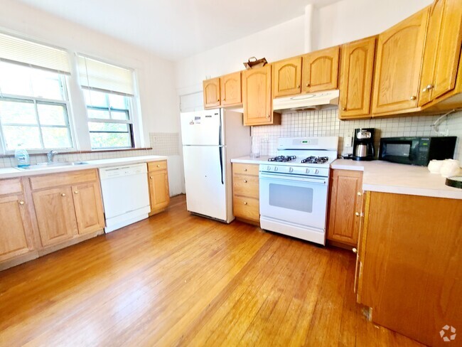Building Photo - 1679 Beacon St