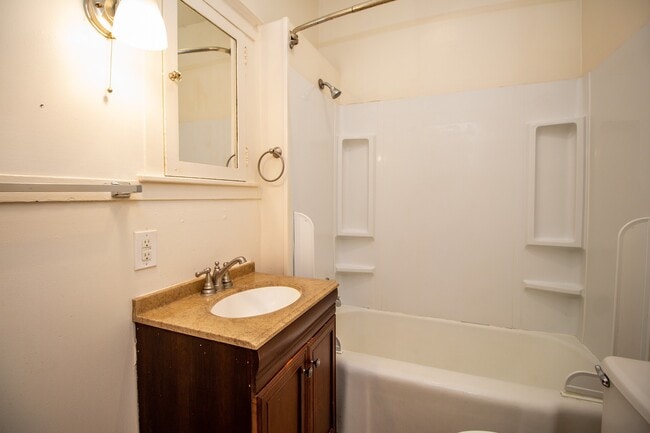 Building Photo - 4bed/2bath House right Downtown!!