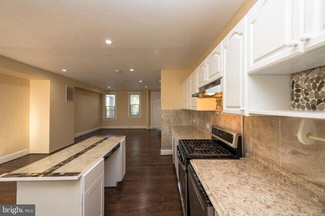 Building Photo - 3317 W Garrison Ave