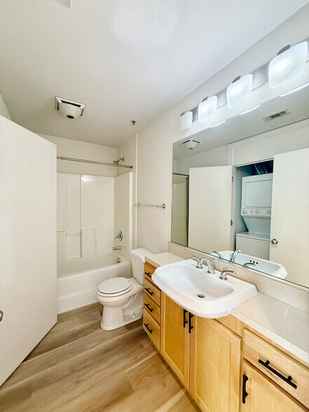 Bathroom - 411 W Washington St