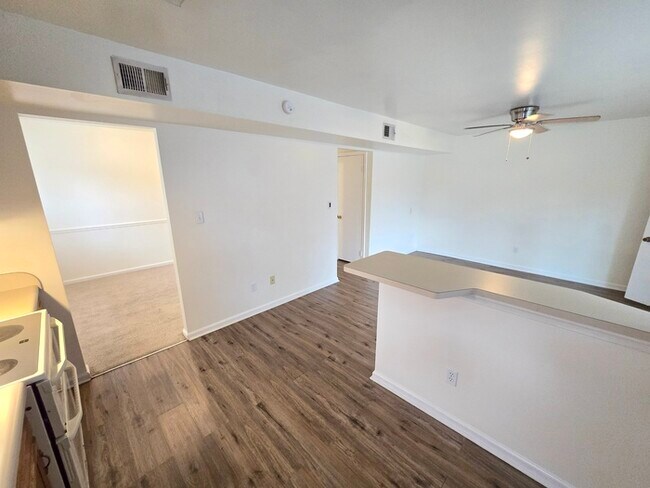 Building Photo - SPACIOUS 4 BED/2.5 TOWNHOME IN GREAT NECK!...