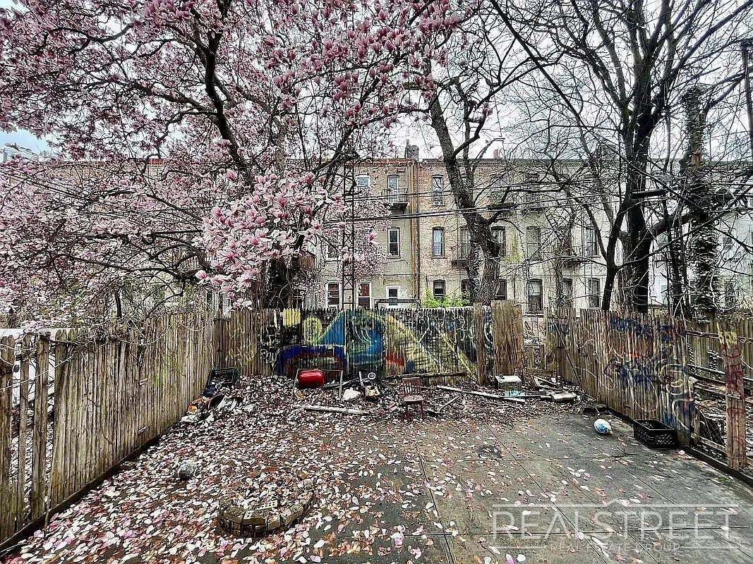 Building Photo - Spacious 3BR Apartment with Backyard Access in Prime Bushwick
