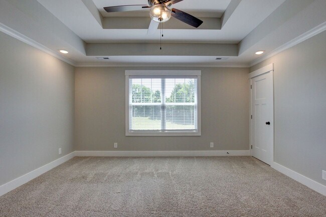 Building Photo - Fresh and Clean 3 bed/2 bath minutes from Exit 8.  Show Stopper!