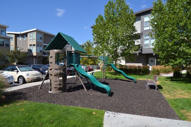 Building Photo - Modern 3 Bedroom 3 Full Bathroom Townhome in Midvale!!!