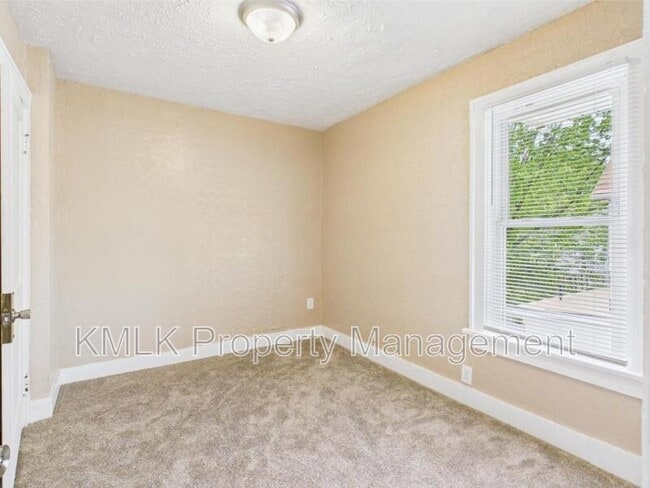 Building Photo - 84 E Mapledale Ave