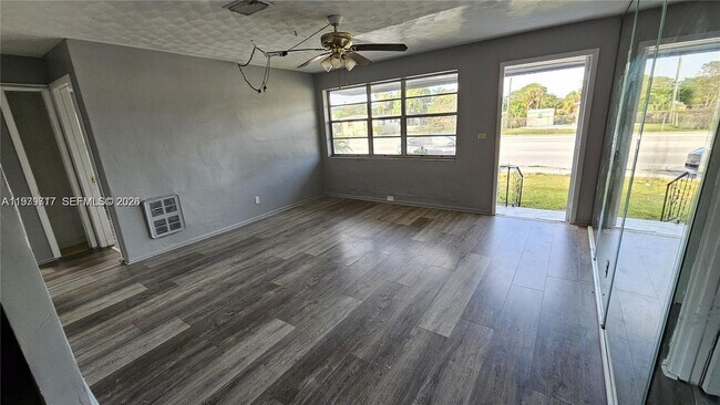 Building Photo - 374 NW 31st Ave