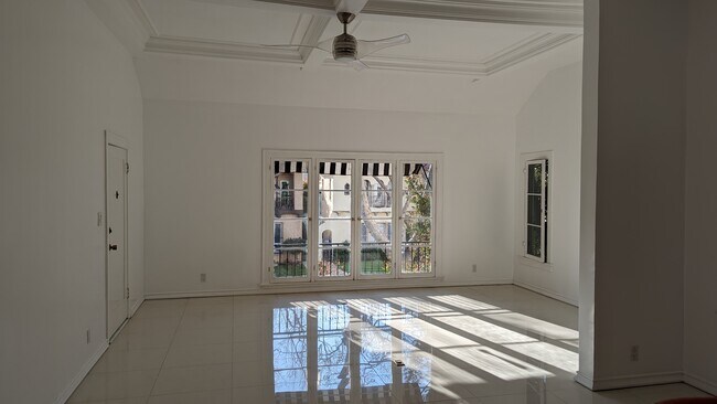 Building Photo - 158 S Sycamore Ave