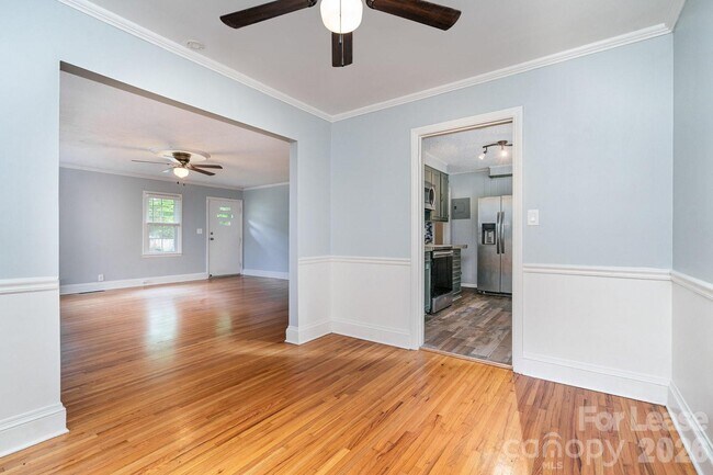 Building Photo - 1005 Home Trail