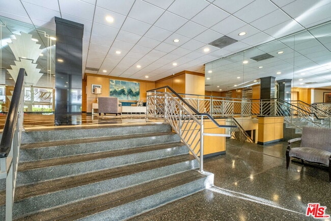 Building Photo - 100 S Doheny Dr