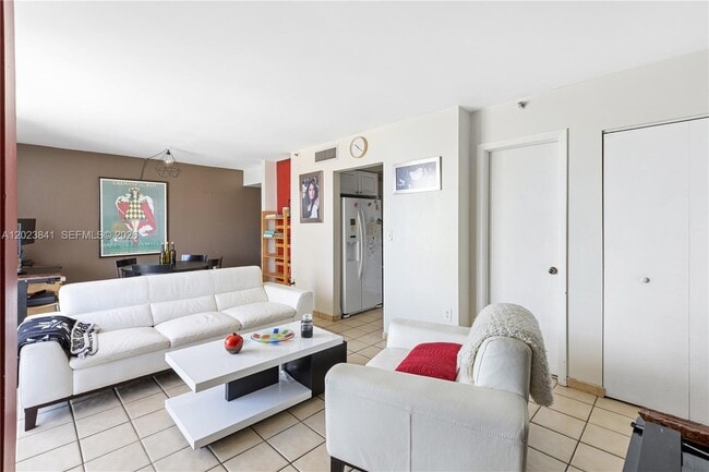 Building Photo - 2457 Collins Ave