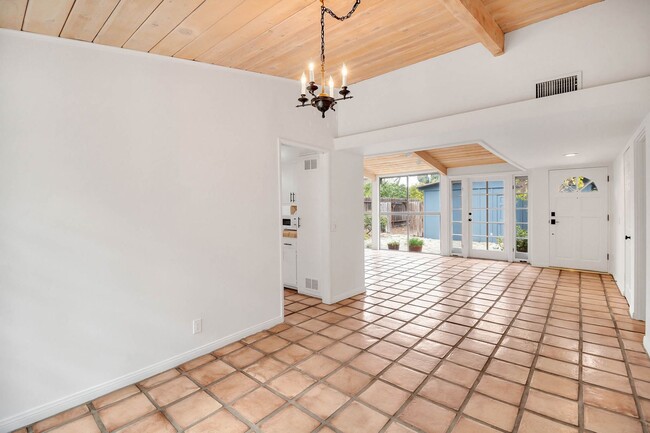 Building Photo - Stunning Woodland Hills Pool Home – South ...