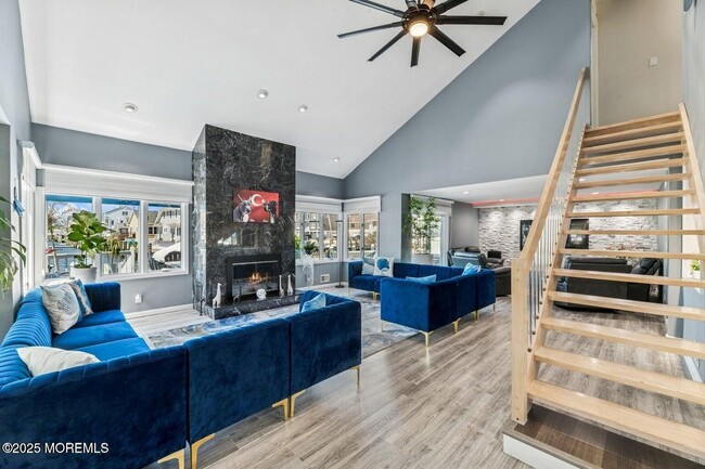 Building Photo - 385 Aldo Dr