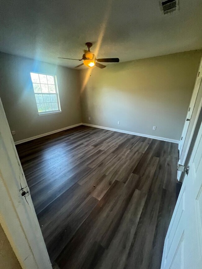 Building Photo - Spacious corner lot with a private backyard- Available 4/10!!