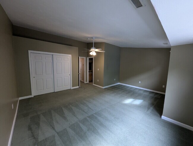 Building Photo - Immaculate End Unit in Desirable Weatherst...