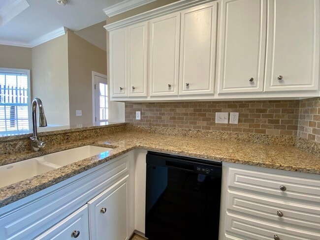 Building Photo - 4858 Somerset Dr