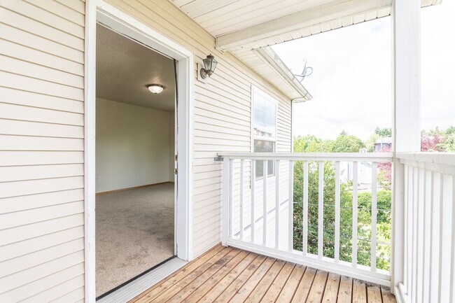 Building Photo - 508 NE Graham St