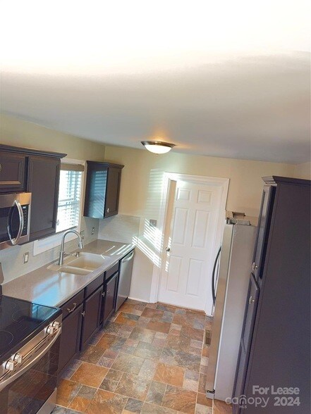 Building Photo - 2052 Syracuse Dr