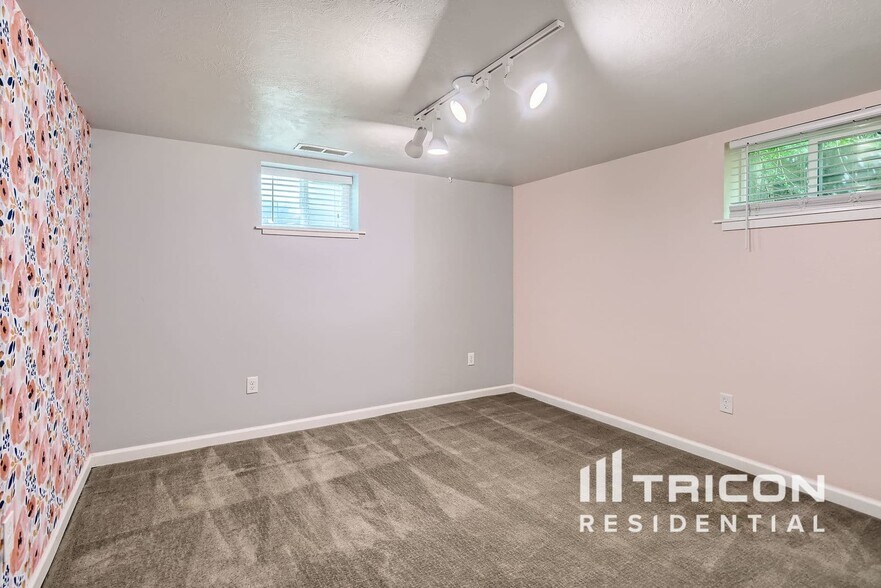 Building Photo - 6111 S 520 E
