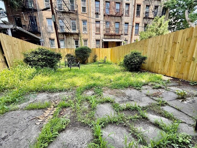 Building Photo - 206 7th St