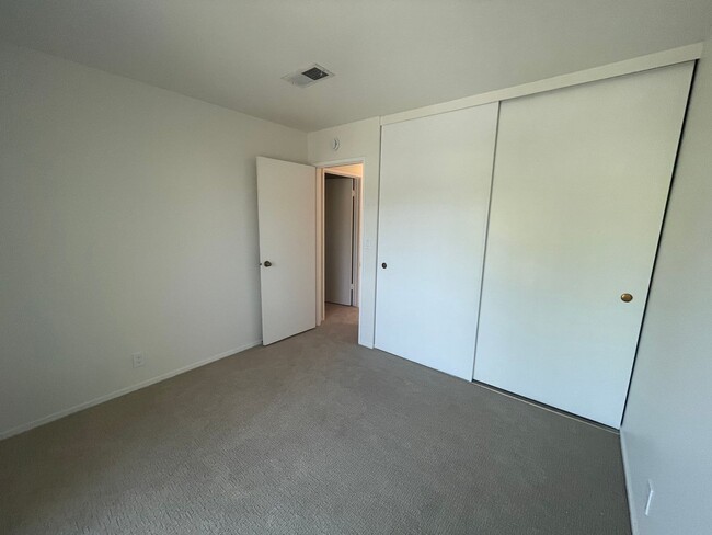 Building Photo - 1033 Fontana Dr