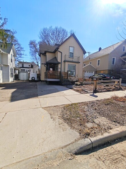 DRIVEWAY - 1011 E Grand Ave