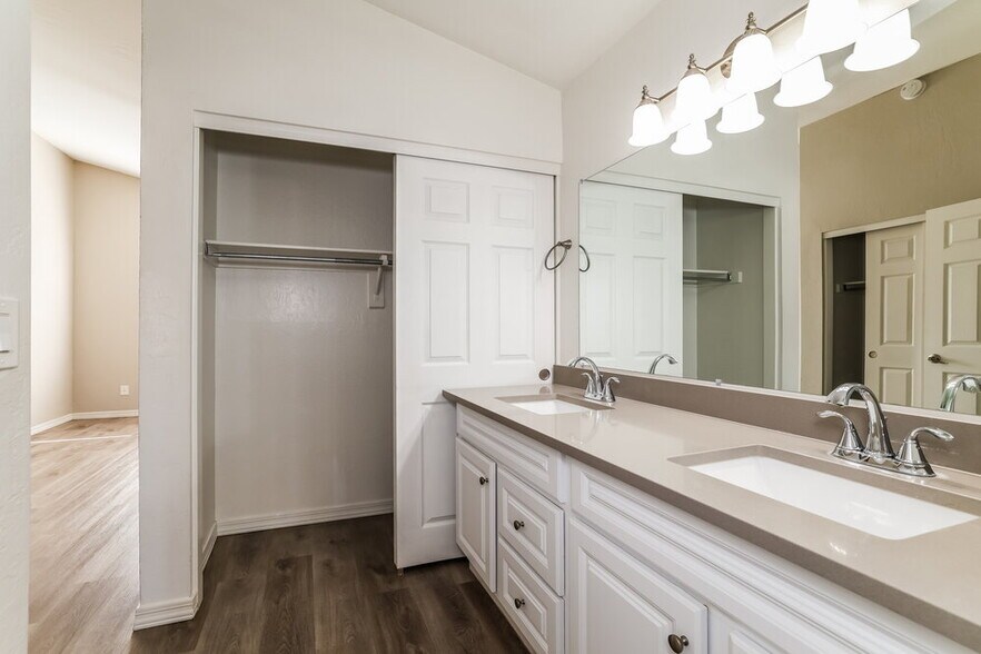 Building Photo - 2345 E Gelding Dr