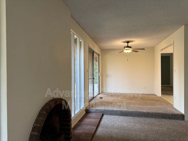 Building Photo - 1440 NW Meadowgreen Pl