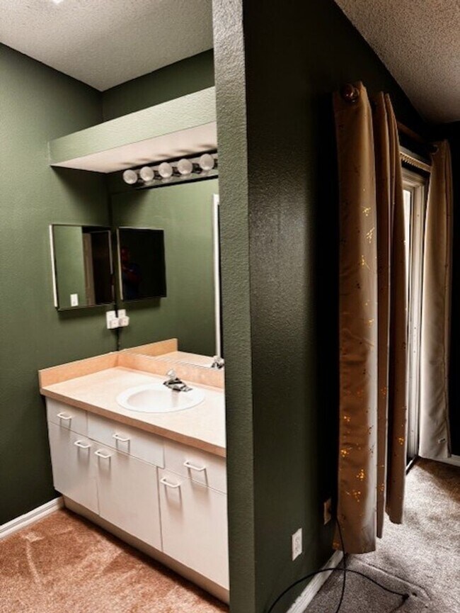 Building Photo - Luxury 3 bedroom 2 bathroom townhome avail...