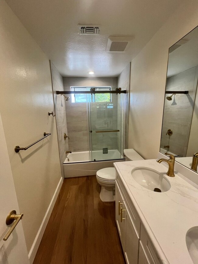 Building Photo - Thousand Oaks - 3 bedroom, 2.5 bath in the...