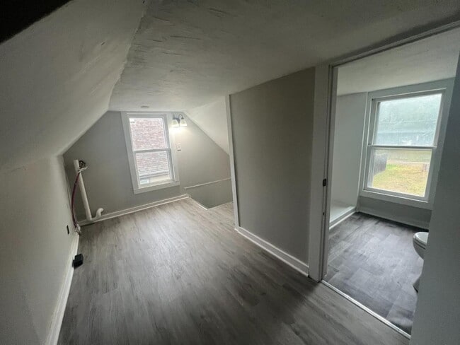 Building Photo - 614 S Gordon Ave