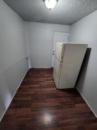 Building Photo - 2 Bedroom House- Ready for move in!