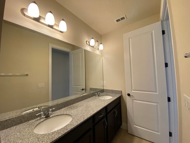 Building Photo - Exquisite 6-Bedroom Estate with Private Po...