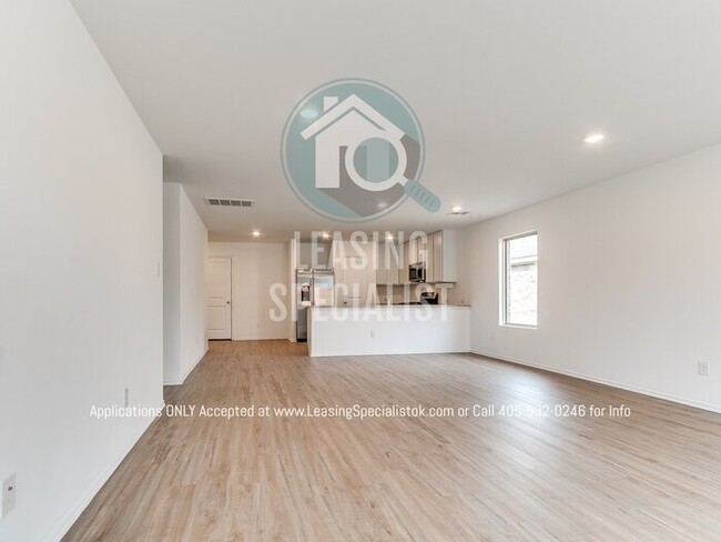 Building Photo - MOVE IN SPECIAL on This Spacious 3 Bed 2 B...