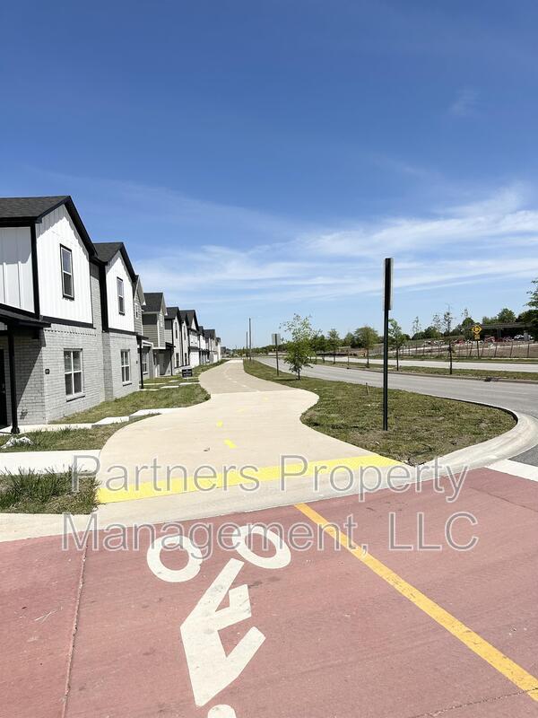 Building Photo - 940 S Amarillo Ave