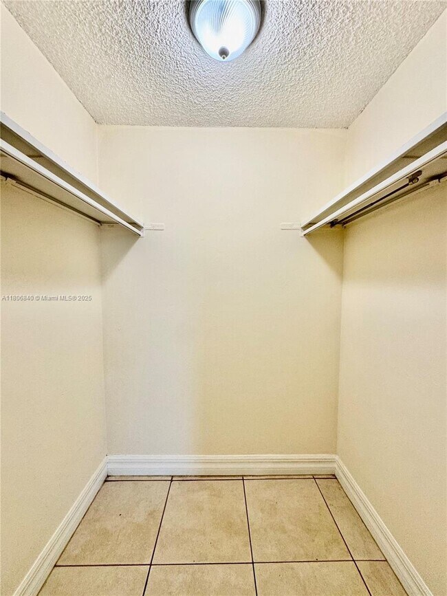 Building Photo - 8810 Fontainebleau Blvd