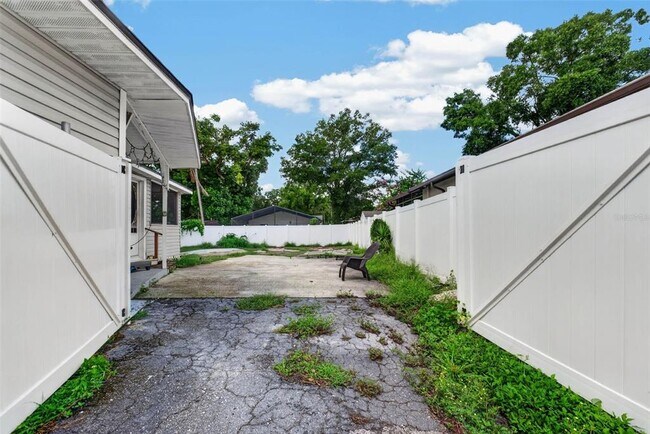 Building Photo - 8114 N Edison Ave