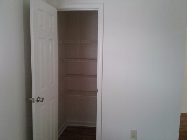 Building Photo - 2 Bedroom, 1 bath apartment - Downstairs Unit