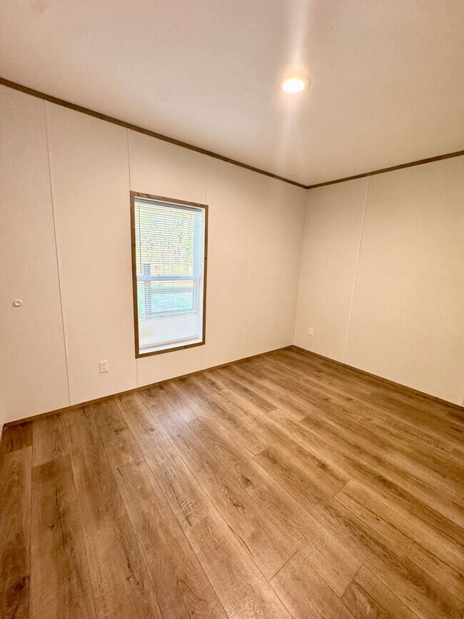 Building Photo - Move in Ready! 3 bedrooms/ 2 Baths! Beautiful space!