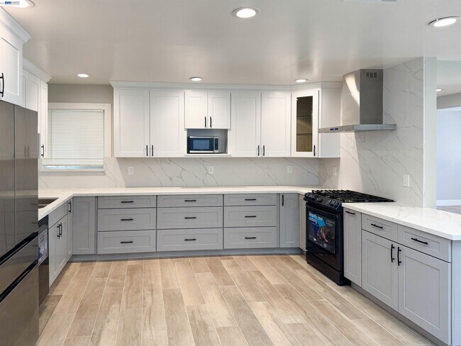 Building Photo - 2071 Seacliff Dr