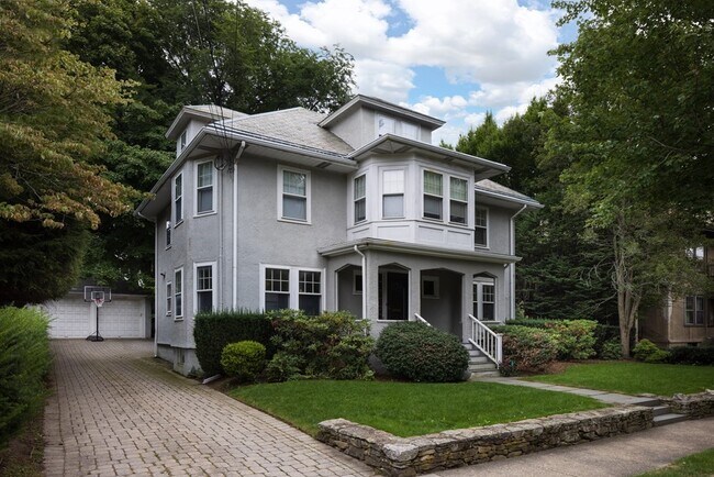 Building Photo - 17 Willow St