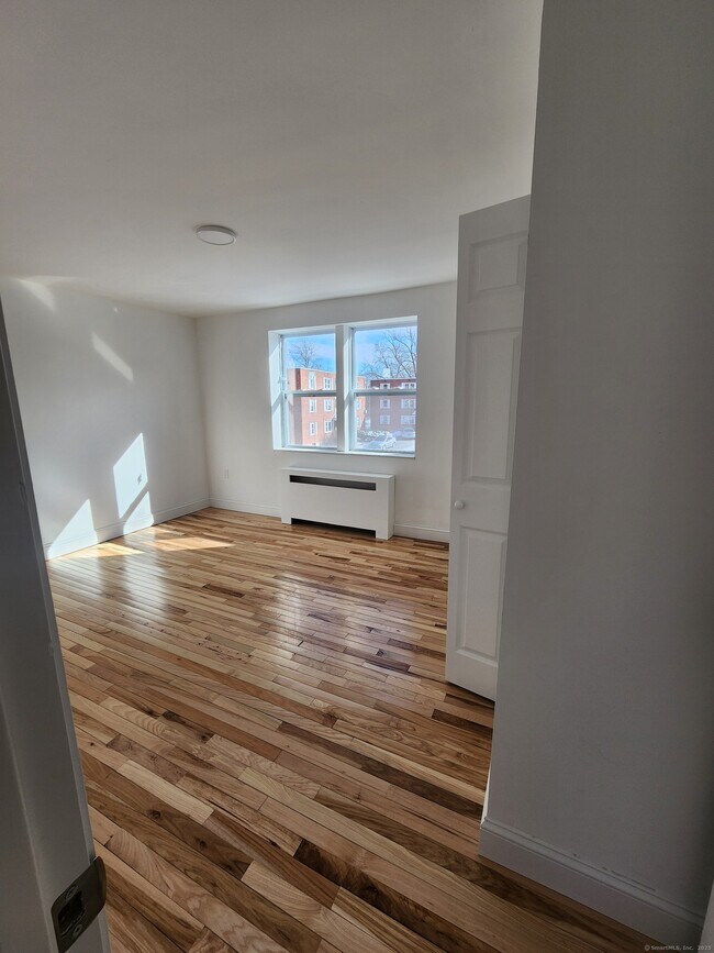 Building Photo - 930 Wethersfield Ave