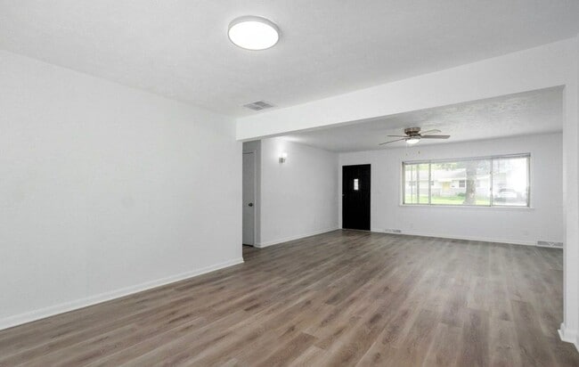Building Photo - 3 Bedroom PLUS SUNROOM | 2 Bathroom | 2 Ca...