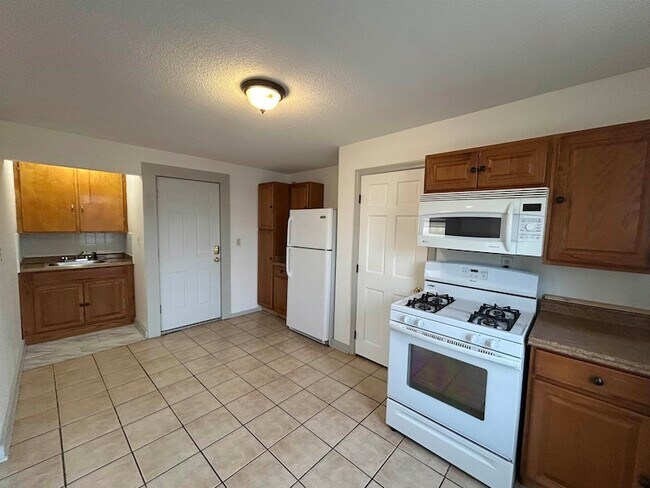 Building Photo - 23 Elm St