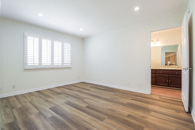 Building Photo - Tarzana 4BR w/downstairs bed + bath, POOL + basketball hoop!