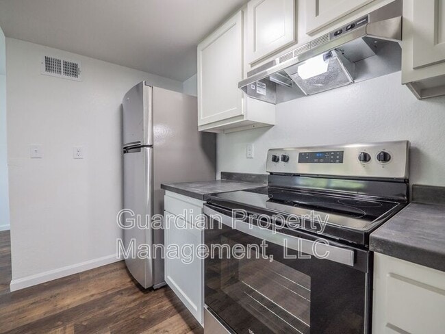 Building Photo - 1121 N College Dr