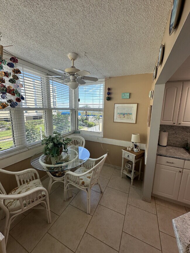 Building Photo - Villa Vista Condo  Available May 1st