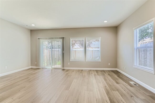 Building Photo - Spacious Two-Level Duplex Home with Fenced Backyard in Hillsboro!