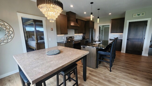Building Photo - 5 Bedroom, 3 Full Bathroom House with 3 Ca...