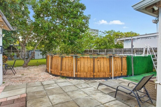 Building Photo - 104 SW 40th Ave