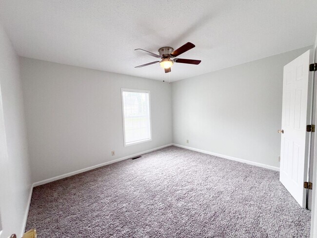 Building Photo - 3 Bedroom 2 Bathroom Home located on a cor...